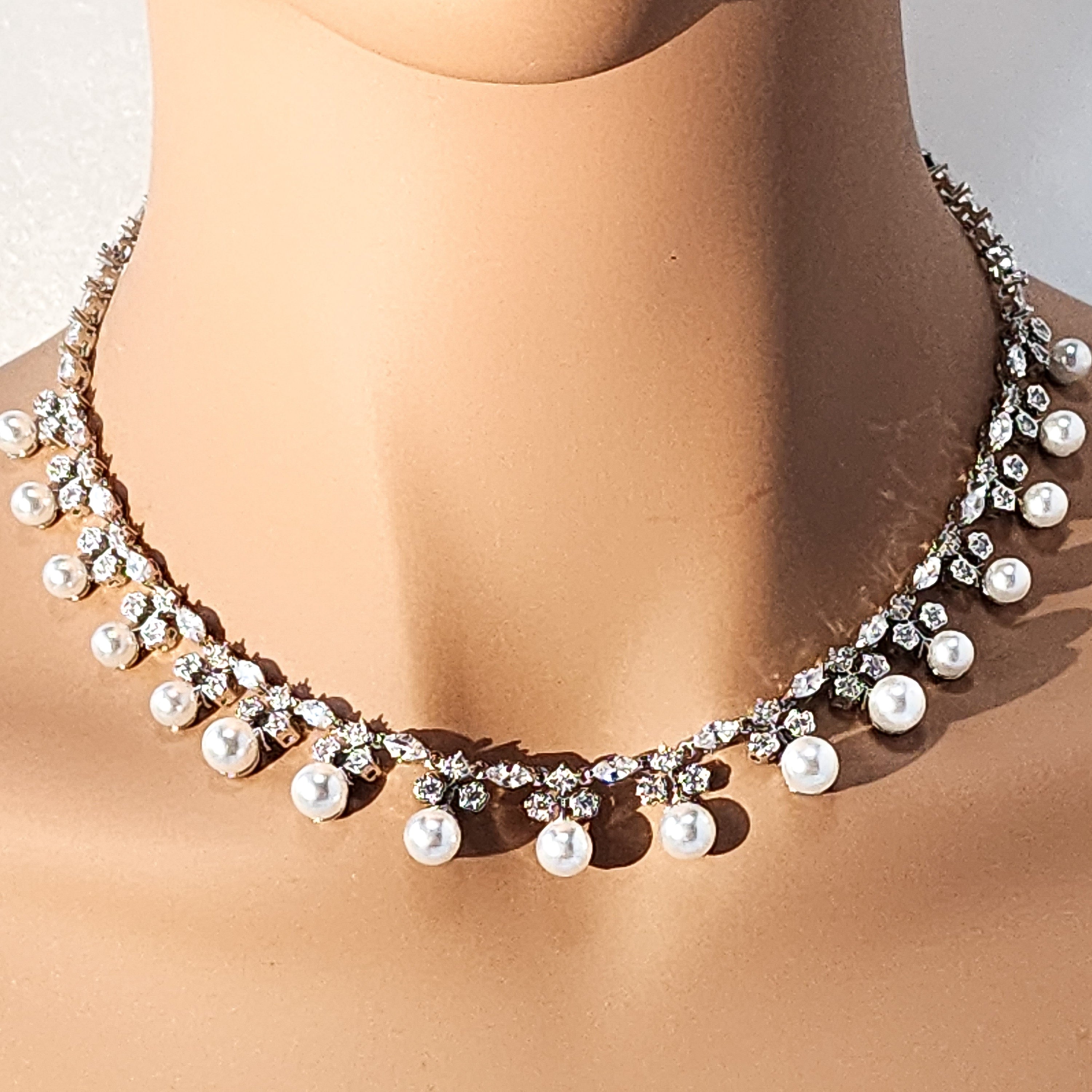 Graceful pearls and diamond jewelry Set