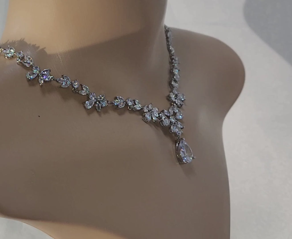 Regal Teardrop Wedding Set